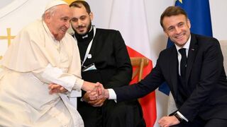Francisco, junto a Macron