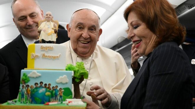 El Papa celebró su cumpleaños en el vuelo de regreso a Roma