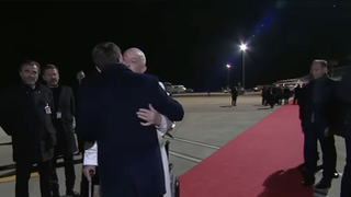 El beso de Francisco y Macron junto a la escalinata del avión