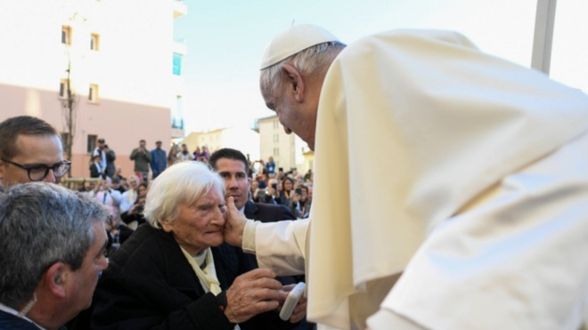 Francisco, con la mujer más anciana de Ajaccio