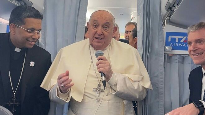 Saludo del Papa a los periodistas camino a Córcega