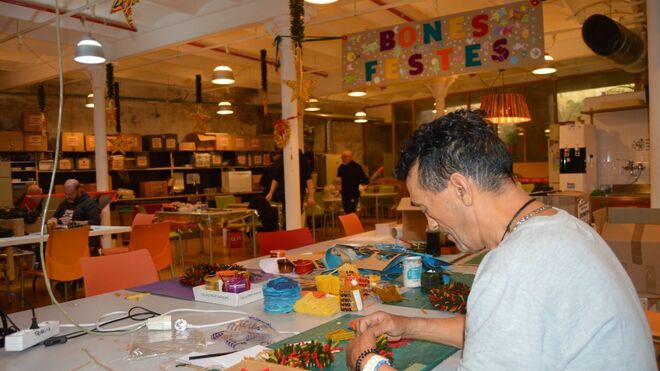 El taller ocupacional de la Fundación Arrels, la esperanza de Navidad en el corazón de Barcelona