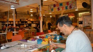 El taller ocupacional de la Fundación Arrels, la esperanza de Navidad en el corazón de Barcelona