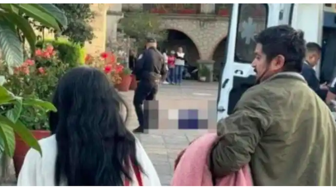 Asesinan a una mujer en atrio de parroquia en Naucalpan, Estado de México.