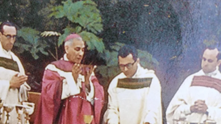 Las fotos inéditas del papa Francisco cuando se ordenó cura que revelan quién fue su verdadero mentor