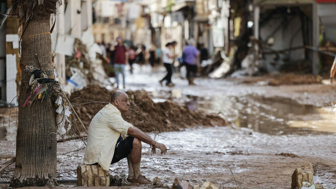 Un hombre observa los daños de la dana en Paiporta