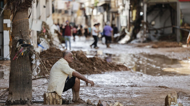 Un hombre  observa los daños de la dana en Paiporta