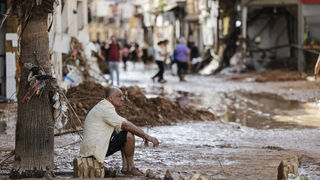 Un hombre  observa los daños de la dana en Paiporta