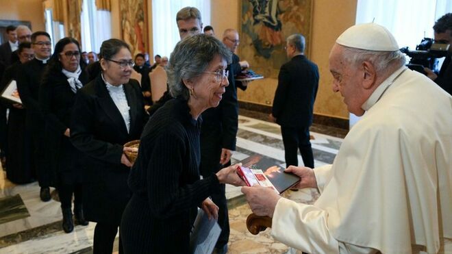 Francisco saluda a los miembros de la comunidad filipina