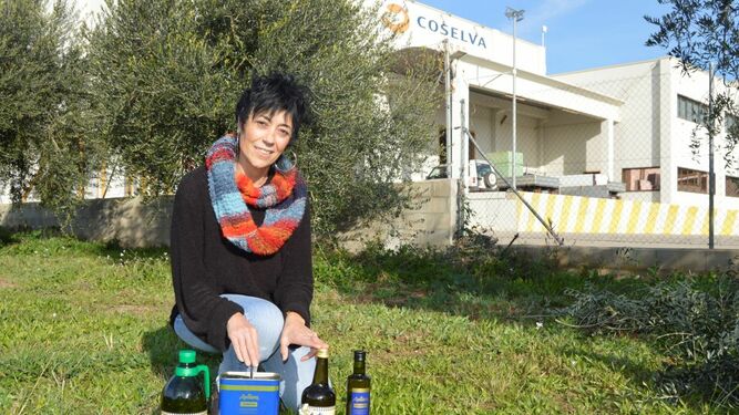 Núria Cochs en el exterior del edificio de esta cooperativa situada en la Selva del Camp