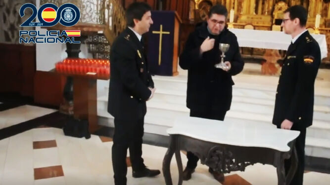 Entrega del cáliz recuperado de Écija