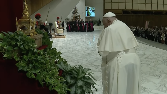Francisco reza ante las reliquias de sor Teresita del Niño Jesús