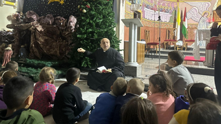 El padre Romanelli en la parroquia de Gaza