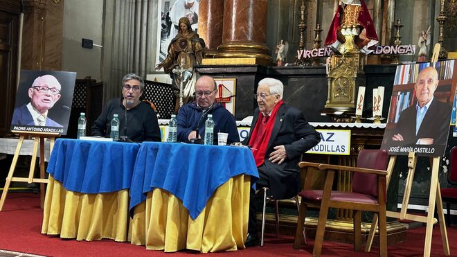Bastante, Vidal y el P. Ángel, flanqueados por las imágenes Aradillas y Castilllo