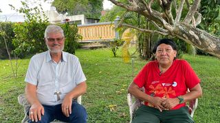 Mons. Evaristo Spengler y Davi Kopenawa - Foto Radio Monte Roraima
