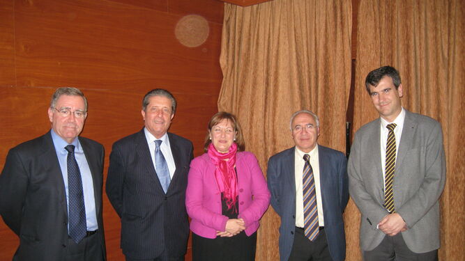 Mayor Zaragoza, con Juan José Tamayo y otras personas, en un acto en Guadalajara