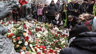Ciudadanos depositan flores en homenaje a las víctimas del atentado