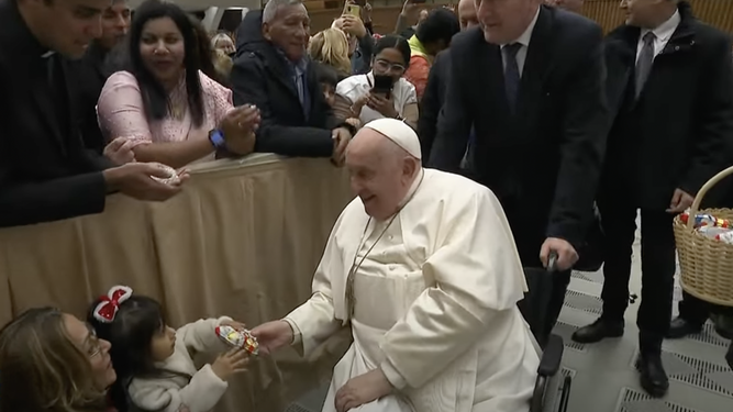 El Papa reparte regalos en la audiencia a los empleados del Vaticano y a sus familias