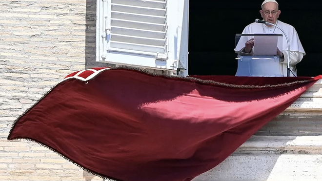 El Papa, en el balcón azotado por el viento, en una foto de archivo