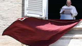 El Papa, en el balcón azotado por el viento, en una foto de archivo