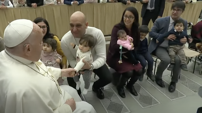 El Papa saluda a los empleados del Vaticano y a sus familias