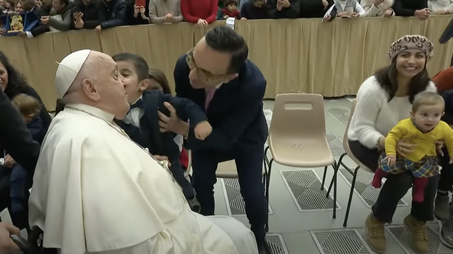 Un niño besa al Papa