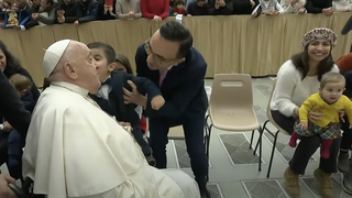Un niño besa al Papa