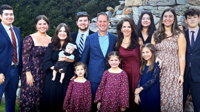 El nuevo embajador, con su familia