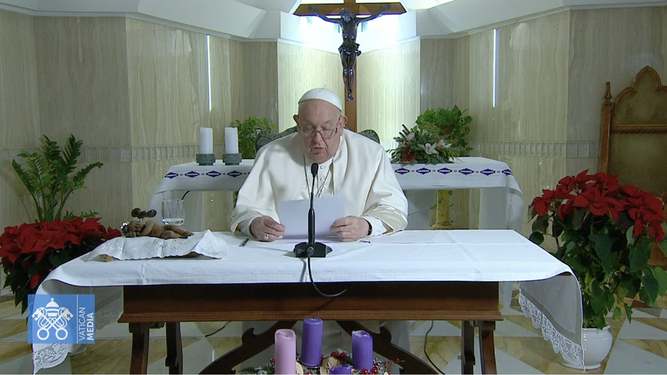 Francisco reza el ángelus dsde la capilla de la residencia Santa Marta