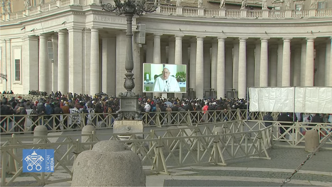 Los fieles ven el rezo del ángelus del Papa desde la plaza de san Pedro