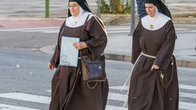 Las exabadesa de Belorado (i) con sor Sión tras la primera demanda en Burgos