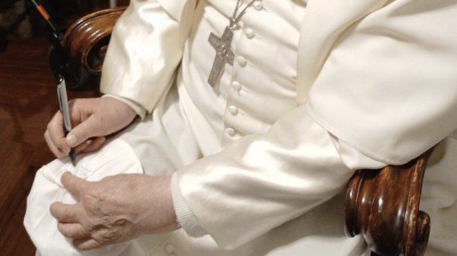 El Papa firmando el solideo para Caldelas