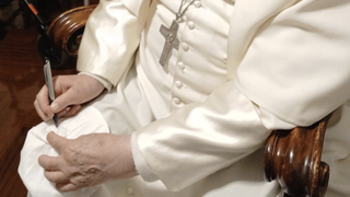 El Papa firmando el solideo para Caldelas