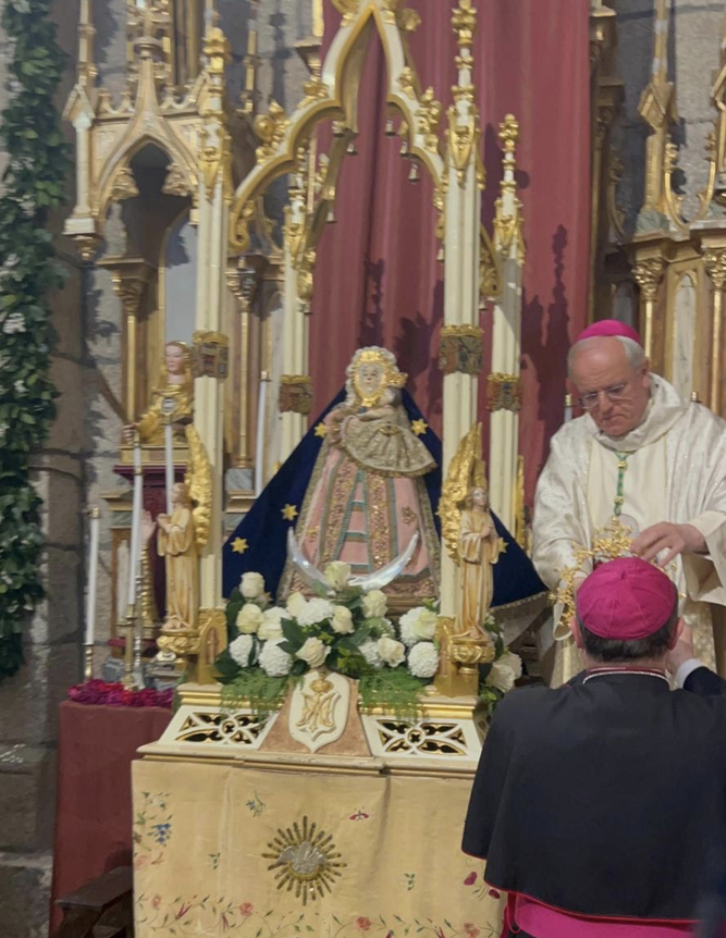 Lemor y Prieto coronando a la Virgen de los Remedio de Castro Caldelas