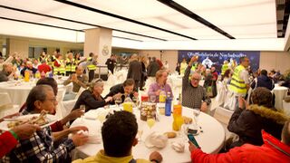 Mensajeros de la Paz celebró su Cena de Nochebuena Solidaria en el Santiago Bernabéu