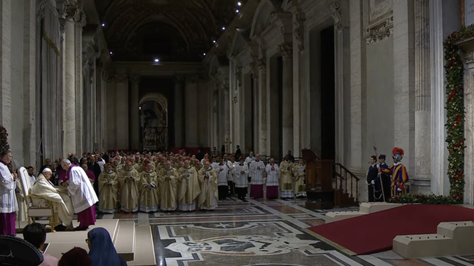 El Papa, junto a la Puerta Santa