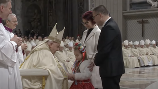 El papa saluda a una niña durante la Misa del Gallo