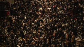 Una Notre Dame abarrotada celebra su primera Misa del Gallo tras la reapertura