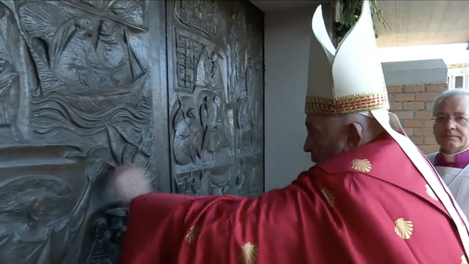 El Papa golpea la 'Puerta Santa' de Rebibbia