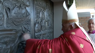 El Papa golpea la 'Puerta Santa' de Rebibbia