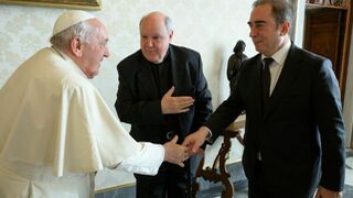 El presidente de la Fundación Universidad Loyola y el rector de la Universidad, con el Papa Francisco