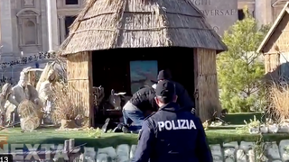 Imagen de la detención de la mujer antes de que alcanzase al niño