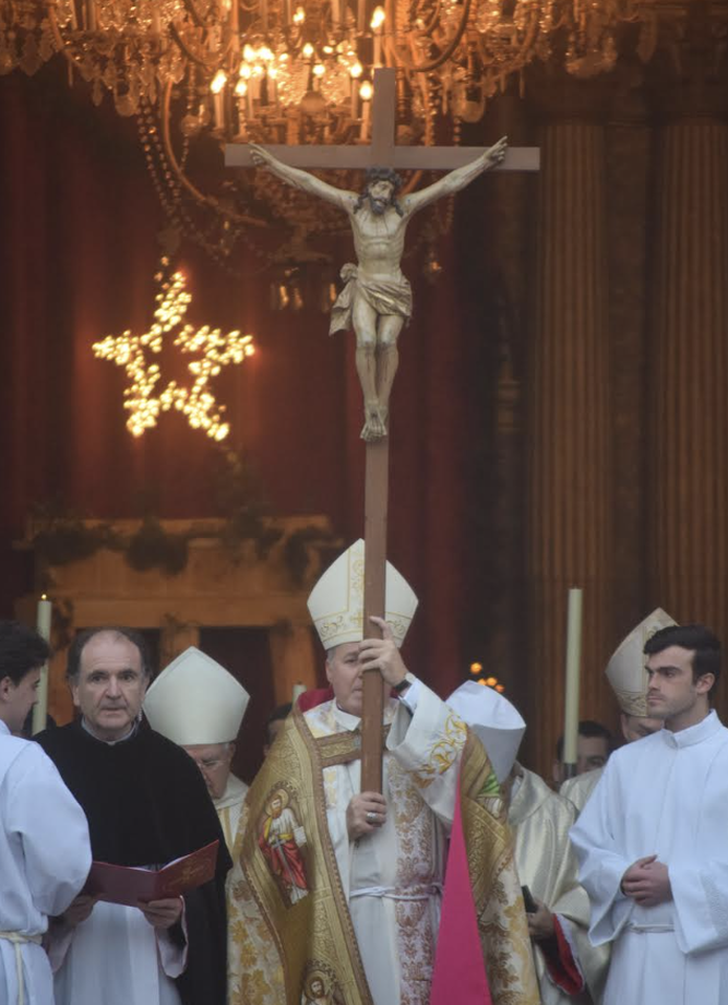 Iceta, con la cruz a las puertas de la catedral