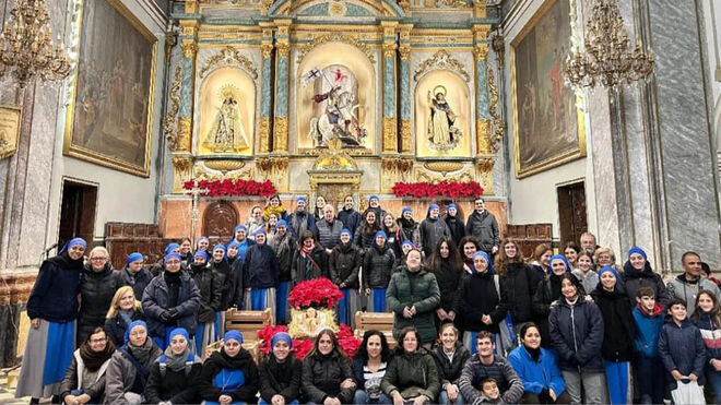 Jóvenes y religiosas de misión en Paiporta