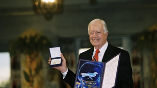 Jimmy Carter, posando con el Premio Nobel de la Paz en 2002