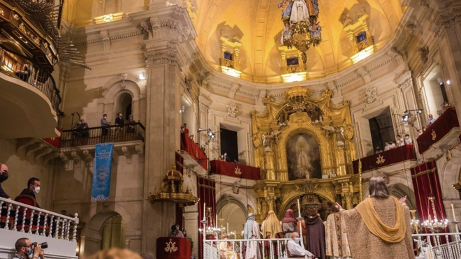 Interior de la basílica durante el célebre 'Misteri'