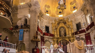 Interior de la basílica durante el célebre 'Misteri'