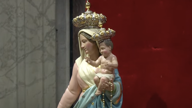 La Madre de Dios, con el Niño en brazos, en la basílica de San Pedro