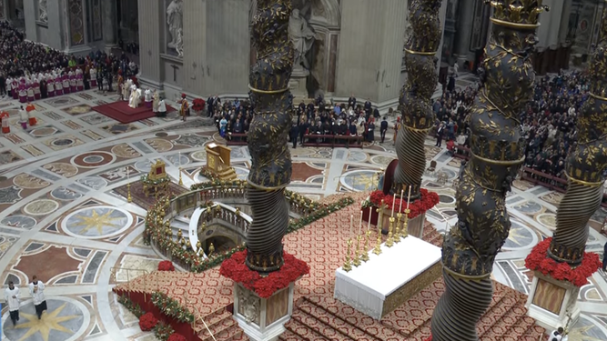 Vista del Baldaquino de Bernini durante el Te deum del Papa