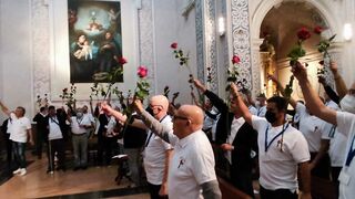 Cantando con la rosa en alto